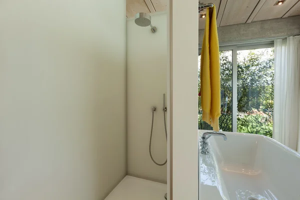 Современная ванная комната с душем — стоковое фото