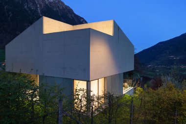 beton ev, gece sahne