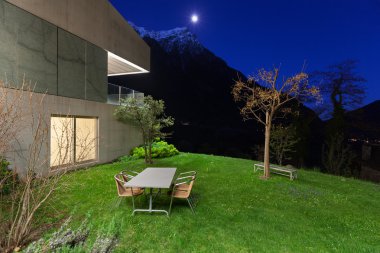 beton ev, gece sahne