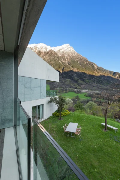 Jardín de una casa de montaña — Foto de Stock