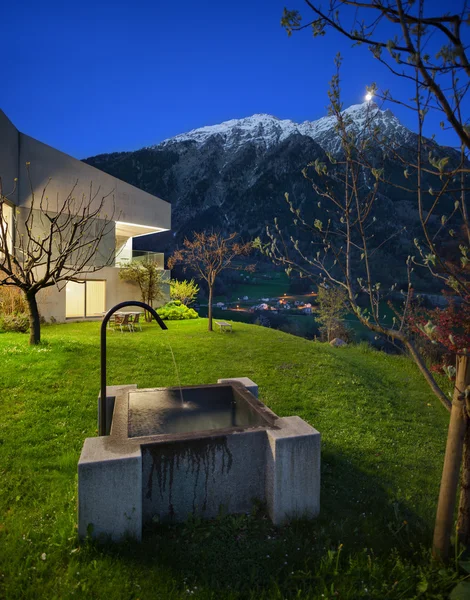 Casa de concreto com fonte de pedra — Fotografia de Stock