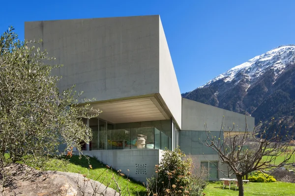 Casa de montanha moderna, ao ar livre — Fotografia de Stock