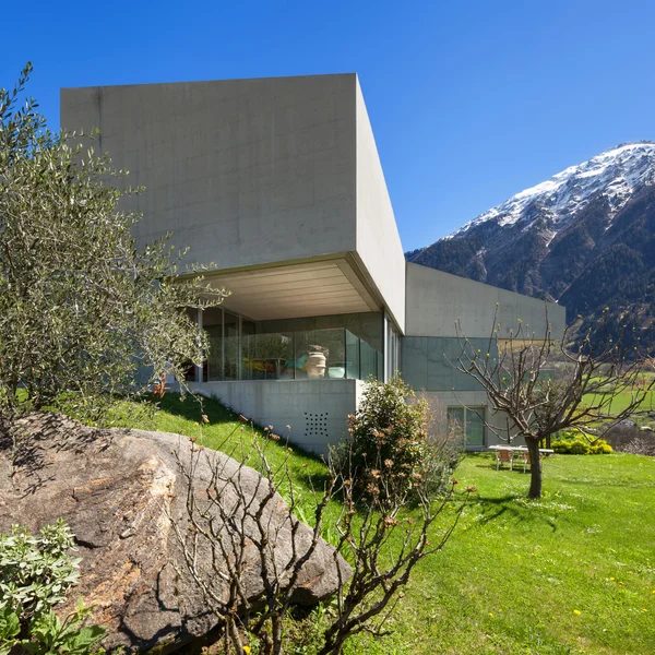 Moderní horský dům, venku — Stock fotografie