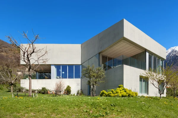 Casa de concreto com jardim — Fotografia de Stock