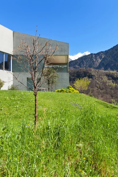 Casa de montaña en cemento, al aire libre — Foto de Stock