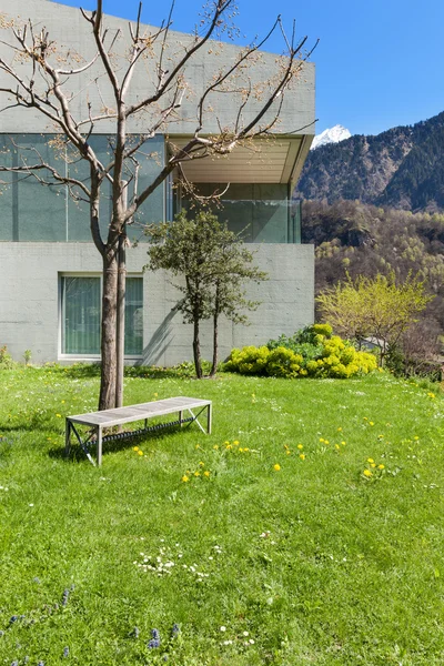 Maison de montagne en ciment, à l'extérieur — Photo