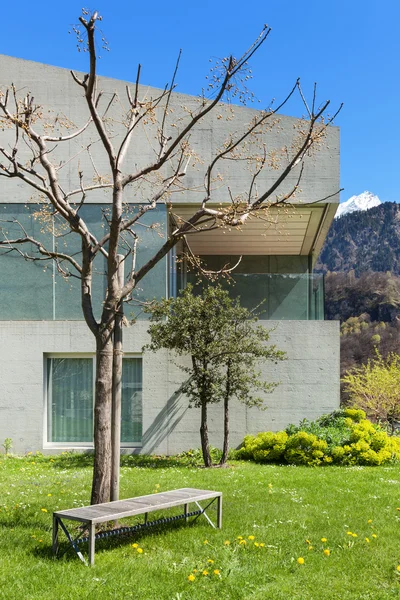 Casa de montaña en cemento, al aire libre — Foto de Stock