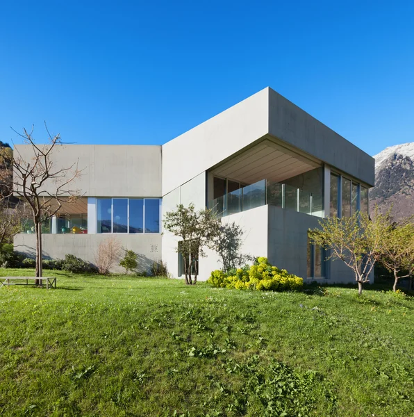 Betonnen huis met tuin — Stockfoto