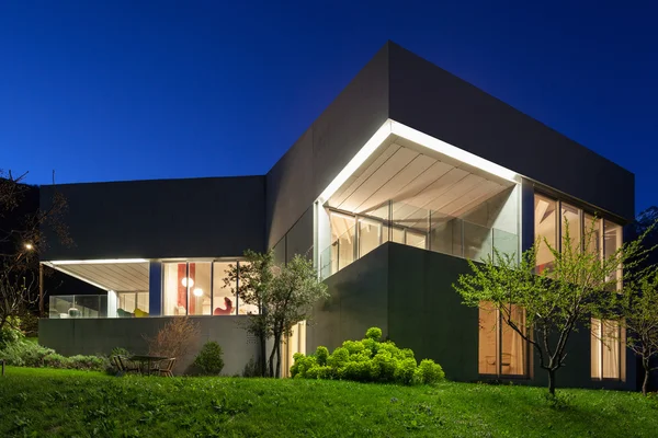 Beton huis, Nachtscène — Stockfoto
