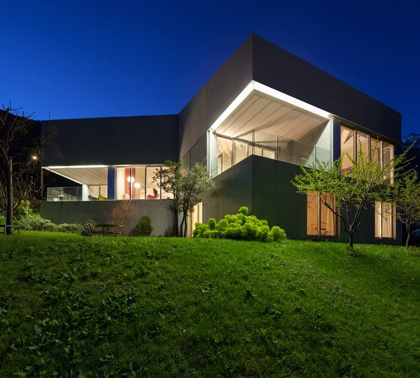 Maison en béton, scène de nuit — Photo