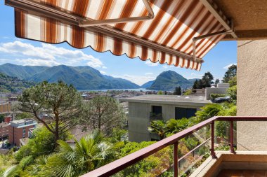 Güneş gölge ile balkon