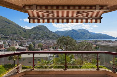 Güneş gölge ile balkon