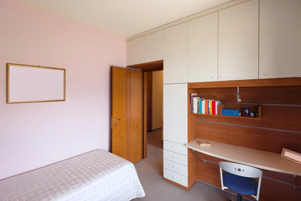 Schlafzimmer mit Einzelbett und Schreibtisch — Stockfoto