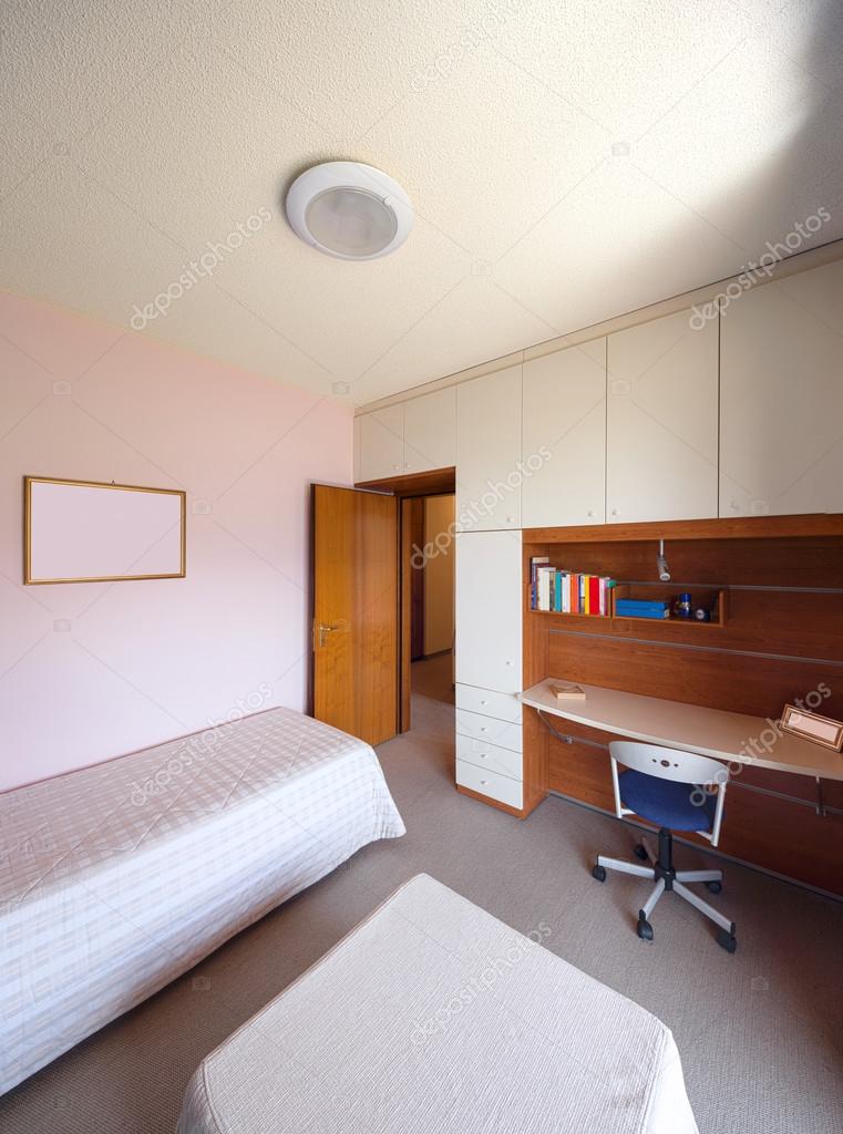 slaapkamer met eenpersoonsbed en Bureau — Stockfoto © Zveiger #115564562 slaapkamer met eenpersoonsbed en Bureau — Stockfoto © Zveiger #115564562