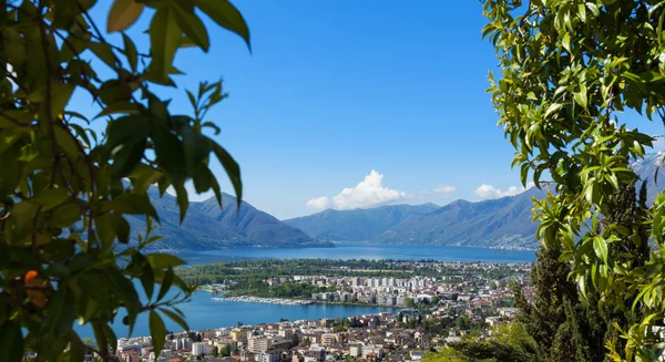 Panoramiczny widok na jezioro Maggiore — Zdjęcie stockowe