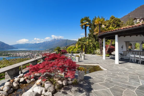 Schöne Terrasse mit Ziergarten — Stockfoto