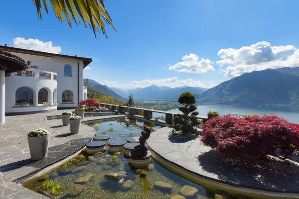 Terraço de uma villa, vista para o lago — Fotografia de Stock