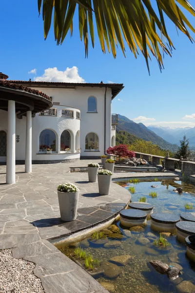 Hermosa terraza con jardín ornamental — Foto de Stock