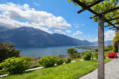 Göl Manzaralı güzel Bahçe