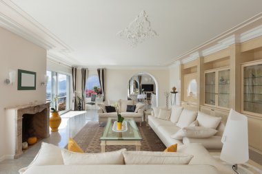 Oturma odası, konforlu beyaz divans