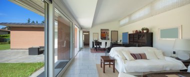 Modern bir evin oturma odası.