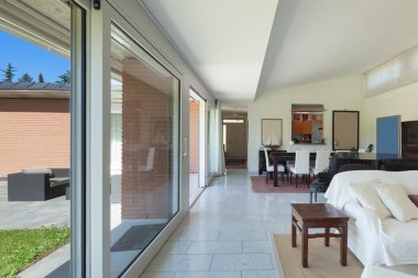 Modern bir evin oturma odası.