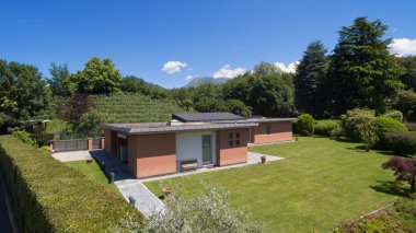 Modern tuğla ev, havadan görünümü