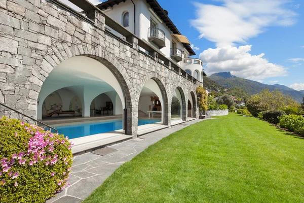 Villa con piscina cubierta — Foto de Stock