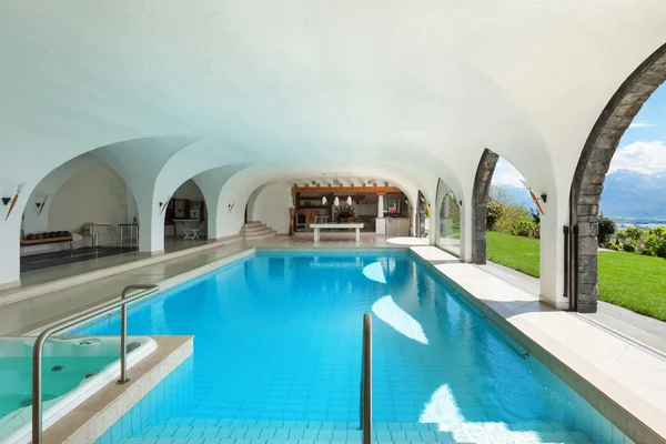 Villa mit überdachtem Pool — Stockfoto