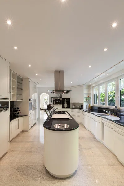 Kitchen of a luxury home — Stock Photo, Image