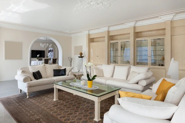 Obývací pokoj, pohodlné bílé pohovky — Stock fotografie