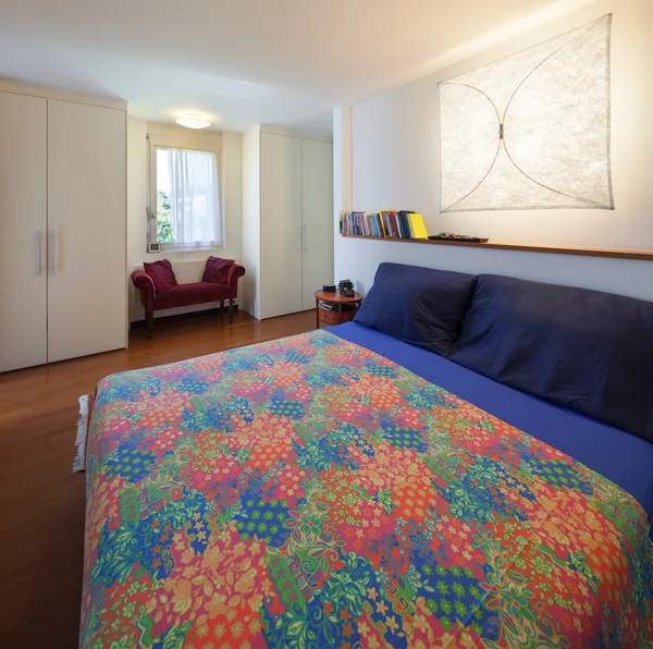 Schlafzimmer mit Doppelbett — Stockfoto