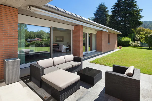 Veranda van een bakstenen huis — Stockfoto