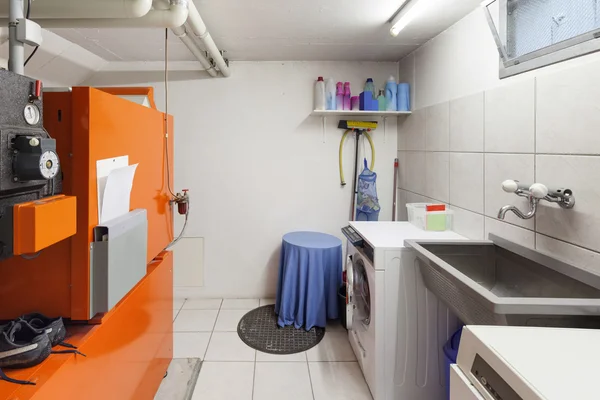 Waschküche im Kellerraum — Stockfoto
