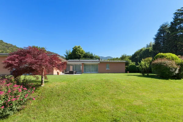 House with garden — Stock Photo, Image