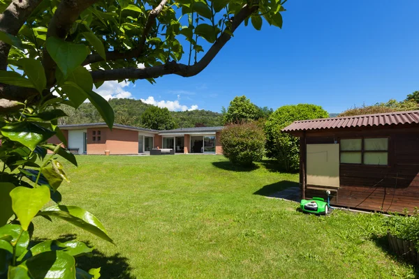 House with garden — Stock Photo, Image