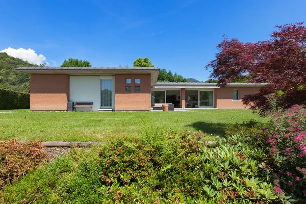 House with garden — Stock Photo, Image