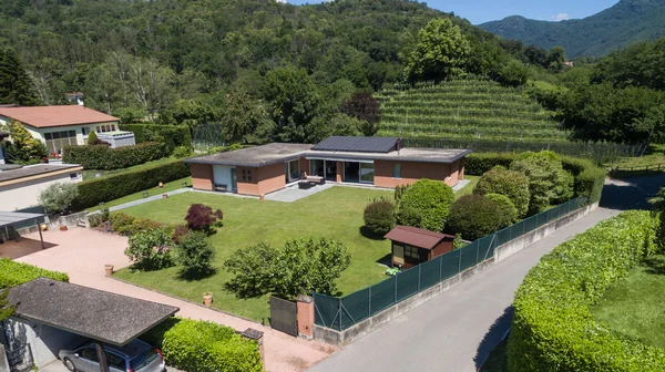 Casa de ladrillo moderno, vista aérea — Foto de Stock