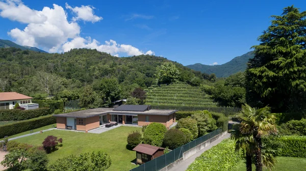 Casa de ladrillo moderno, vista aérea —  Fotos de Stock