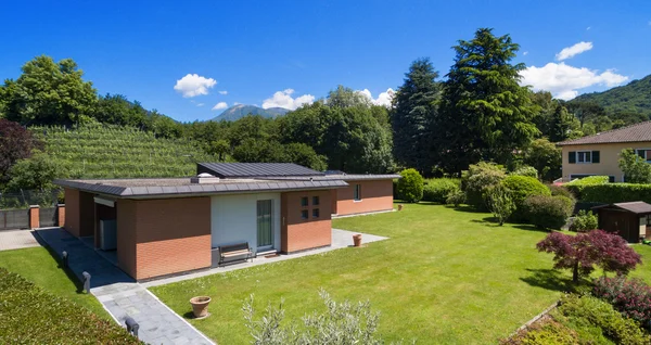 House with garden — Stock Photo, Image