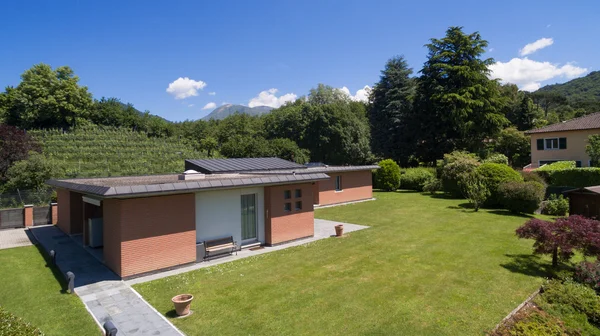 Maison en brique moderne, vue aérienne — Photo