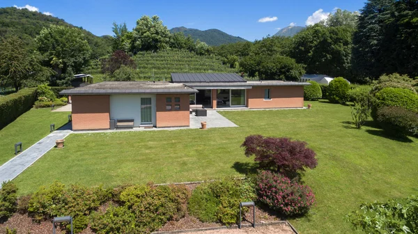 Maison en brique moderne, vue aérienne — Photo