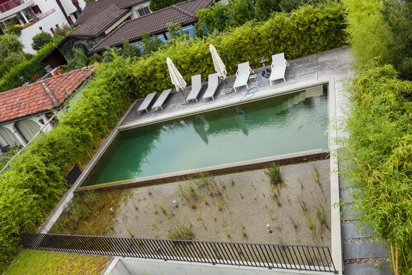 Piscina de edifícios de apartamentos de luxo — Fotografia de Stock