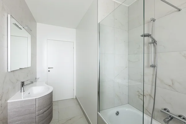 Intérieur, salle de bain blanche avec douche — Photo