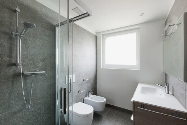 Banheiro branco com chuveiro — Fotografia de Stock