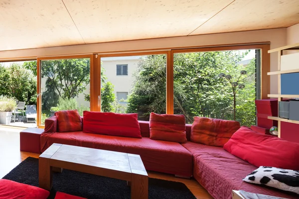 Eco huis, rode divan — Stockfoto