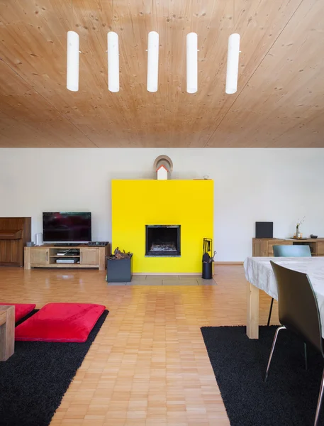 Intérieur, salon avec cheminée jaune — Photo