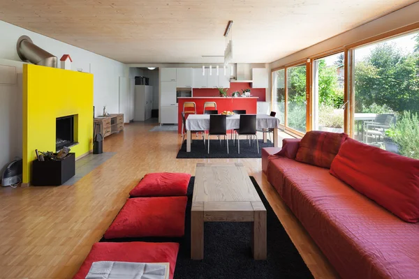 Rode divan van een modern huis — Stockfoto