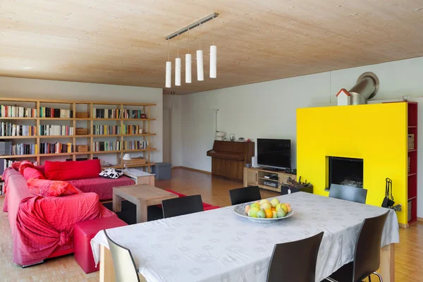 Wohnzimmer mit Esstisch und Kamin — Stockfoto