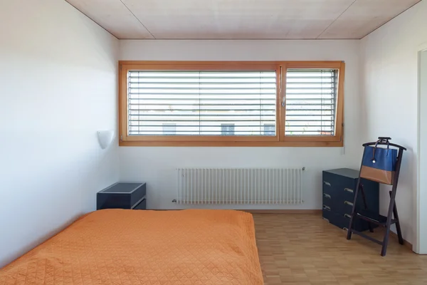 Innenraum, Schlafzimmer mit großem Fenster — Stockfoto